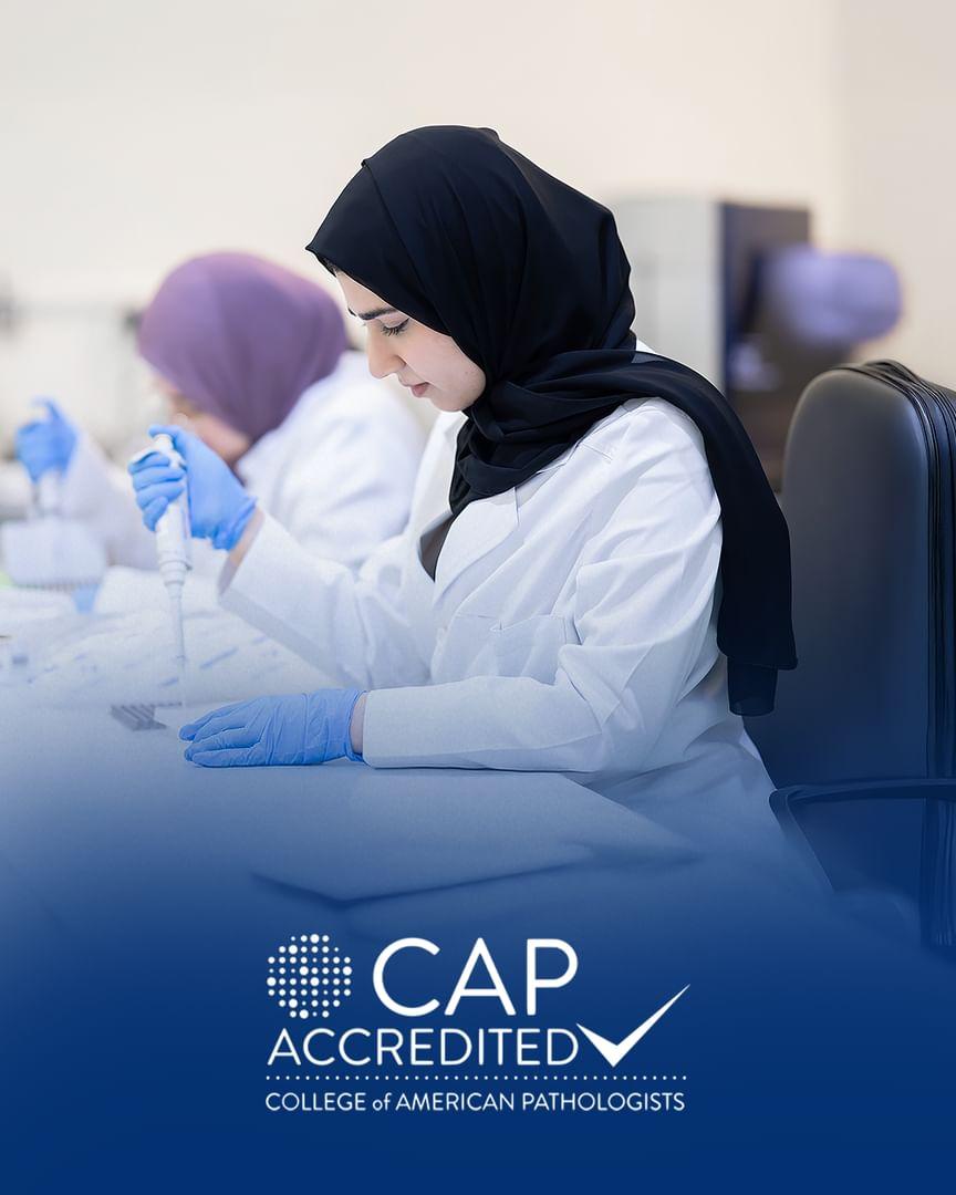 مركز الجينوم في "دبي الصحية" يحصل على اعتماد الكلية الأمريكية لعلماء الأمراض (CAP)